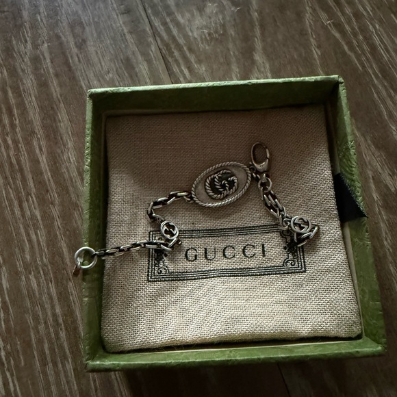 Gucci Silver Chain Bracelet with Logo Charm - Picture 2 of 3